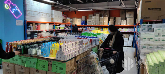 超市、折扣倉年貨上新!市民趁假期整箱整箱往家搬